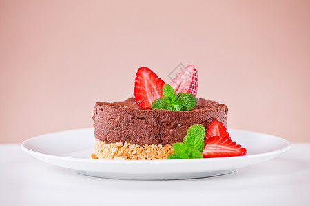巧克力和草莓甜点黄色饼干奶油红色草药食物美食家白色绿色黑色图片