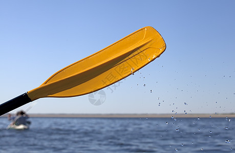 Kayaking 窃听晴天独木舟闲暇旅行假期运动血管冒险皮艇游客图片