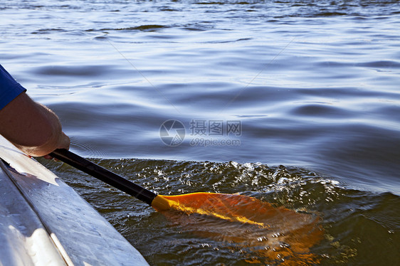 Kayaking 窃听旅行波纹活动独木舟运动游客闲暇皮艇追求划桨图片