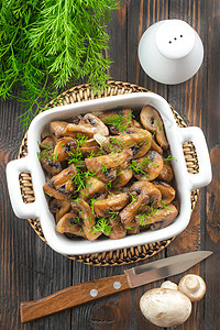 炒蘑菇沙拉桌子菌类木头平底锅油炸营养午餐食物厨房图片