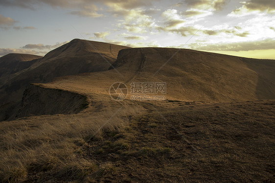 秋天在山上傍晚天空爬坡弹簧日落土地旅行蓝色人行道草地太阳图片