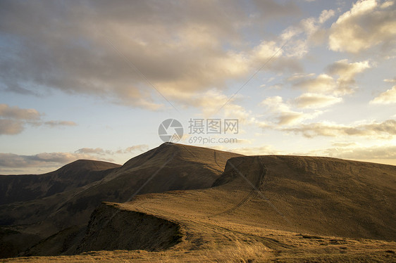 秋天在山上傍晚全景游客场景草地弹簧人行道旅行岩石土地顶峰图片