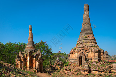 缅甸古老佛教寺庙的废墟宝塔杂草蓝色艺术地标建筑学佛塔文化遗产吸引力图片