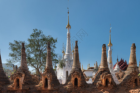 缅甸古老佛教寺庙的废墟蓝色地标佛塔杂草精神吸引力旅行遗产入口佛教徒图片