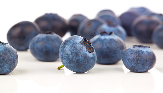 白色背景上隔绝的新鲜蓝莓小吃蓝色甜点浆果水果团体馅饼森林营养饮食图片