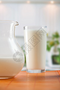 杯中装牛奶 桌上加奶瓶图片