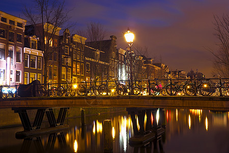 夜间从荷兰阿姆斯特丹到荷兰的城市风景运输风景首都建筑学建筑房子自行车历史城市图片