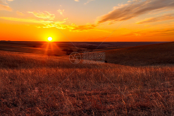 堪萨斯州佛林山日落的橙色光芒图片