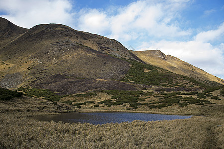 山脚的奥瓦尔湖椭圆形椭圆旅行蓝色栅栏通讯风景房子荒野岩石图片