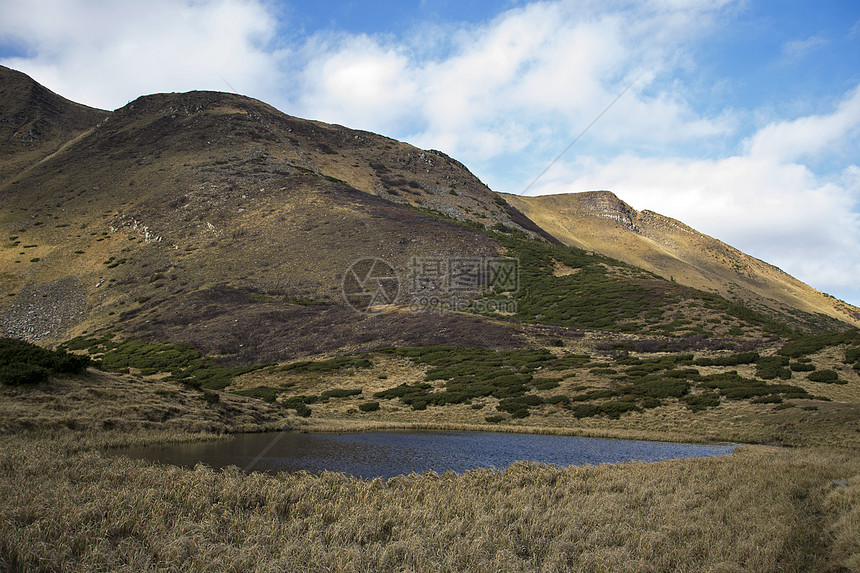 山脚的奥瓦尔湖椭圆形椭圆旅行蓝色栅栏通讯风景房子荒野岩石图片