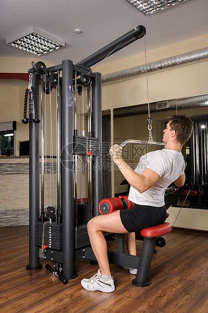 年轻人在健身房做拉特拉特拉下拉倒运动器材训练男人肌肉出汗运动员杠铃权重男性纬度图片
