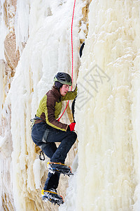 年轻人攀登冰雪冰爪运动韧性登山者风险绳索娱乐头盔挑战冰柱图片