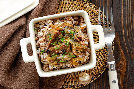 带蘑菇的巴克麦粥蔬菜盘子乡村美食烹饪平底锅洋葱稀饭营养食物图片