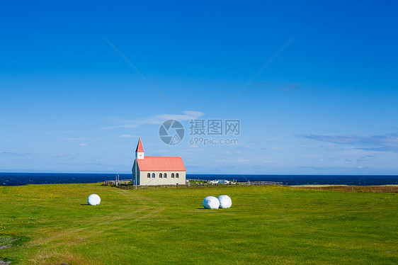 典型的农村冰地教堂阳光历史建筑蓝色场地草地海洋尖顶场景房子图片