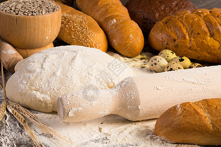 面粉 鸡蛋 白面包 小麦耳朵蛋糕谷物大麦食物脆皮乡村木头烘烤鹌鹑糕点图片