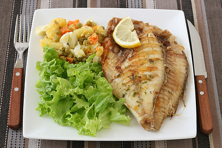 烤鱼加沙拉食物午餐饮食土豆柠檬蔬菜盘子图片
