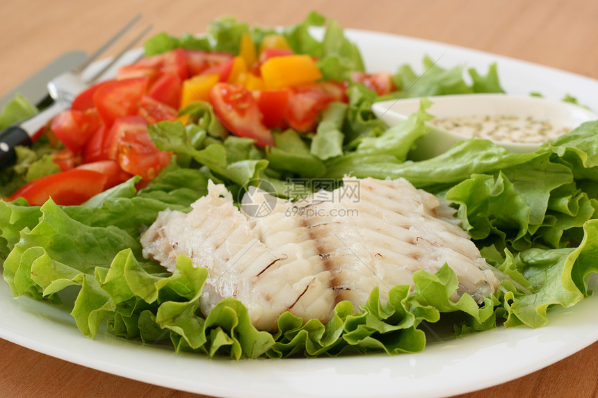 煮鱼加沙拉胡椒蔬菜饮食盘子食物午餐图片