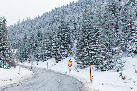 穿越雪山的道路图片