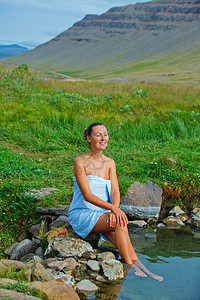 地热泉中的妇女水池活动女士矿物热液女孩洗澡矿物学温泉地热图片
