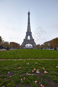Eiffel 铁塔雾观光地标建筑旅行天空吸引力建筑学纪念碑蓝色公园图片