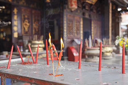 在中华寺烧红蜡烛图片