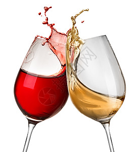 在两个葡萄酒杯中喷红酒图片