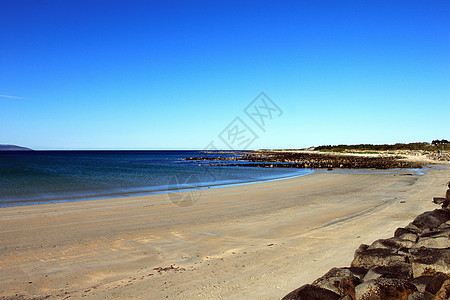 Galway Bay 的视图海洋海滩海浪海岸蓝色孤独晴天岩石褐色图片