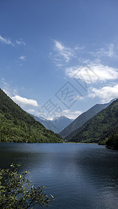 中国四川的美丽地貌叶子环境反射风景旅游公园森林天堂水流游客图片