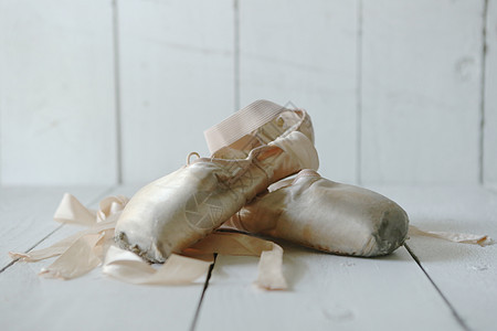 自然光中波角鞋工作室丝带丝绸粉色配饰展示艺术芭蕾舞白色舞蹈图片