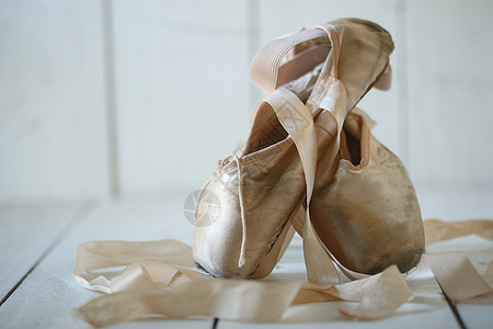 自然光中波角鞋女性工作室展示丝带舞蹈活动配饰艺术丝绸音乐图片