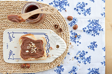 土制巧克力布利奥切Brioche蓝色包子榛子砧板奶油蜂蜜食物奶油状盘子小吃图片