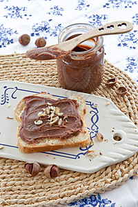 土制巧克力布利奥切Brioche榛子玻璃奶油状盘子包子早餐砧板食物蜂蜜蓝色图片