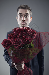 求婚者和玫瑰红玫瑰年轻人美容饶恕震惊套装收腰花束男性红色图片