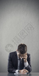 压缩工作背景灰色失败压力悲伤人士情绪男人沉思白领图片