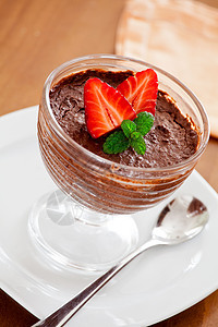 巧克力Mousse和草莓草药绿色红色甜点食物水果棕色黑色玻璃白色图片
