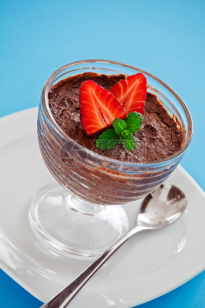 巧克力慕斯杜塞白色水果甜点食物黑色草药红色玻璃绿色棕色图片