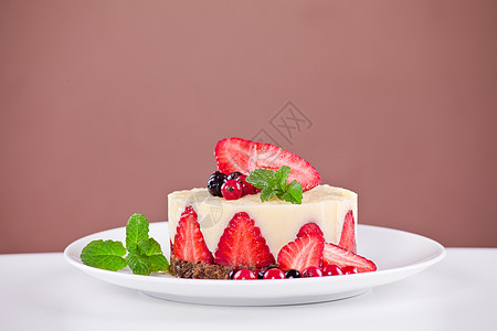 香草奶油甜点食物绿色黑色美食家糕点盘子红色白色水果醋栗图片