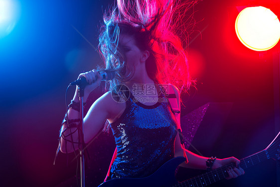 摇滚明星在舞台上唱歌女士音乐家呐喊女性青少年流行音乐会活动吉他文化流行音乐图片