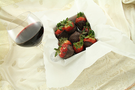 红酒和巧克力草莓水果围巾甜点饮料盒子玻璃金子酒精红色食物图片
