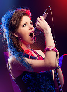流行明星在舞台上唱歌女士夜生活娱乐流行音乐文化摇滚青年活动流行音乐家星星图片