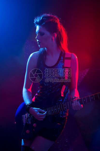 舞台上美丽的少女明星流行摇滚乐音乐家音乐吉他手青少年夜店女士星星吉他图片