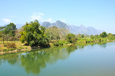 由老挝范维昂的宋河环绕森林旅行村庄绿色场景假期旅游乡村文化热带图片