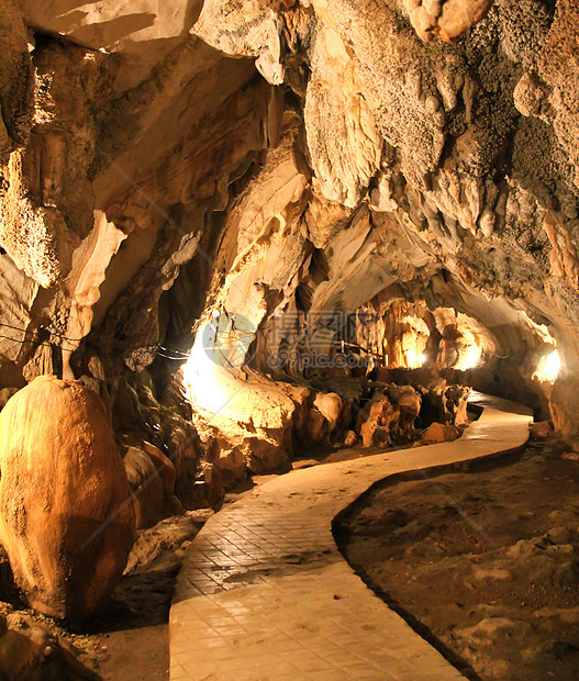 老挝万维昂的洞穴人行道途径旅游石头旅行地标岩石游客矿物石笋图片