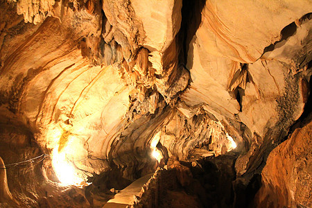 老挝万维昂的洞穴岩石游客石笋矿物石头地标途径石灰石旅游人行道图片