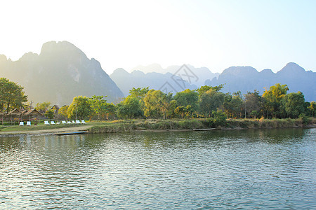 由老挝范维昂的宋河环绕热带乡村旅游假期旅行场景文化村庄森林绿色图片