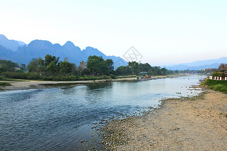 由老挝范维昂的宋河环绕旅行绿色旅游文化村庄热带场景森林乡村假期图片