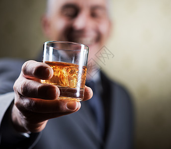 拿着威士忌酒杯的老生意人复古人士复兴奢华饮料套装生意人玻璃商务男人图片