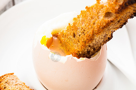 软煮鸡蛋杯子面包手指盘子食物营养黄油蛋壳美食午餐图片