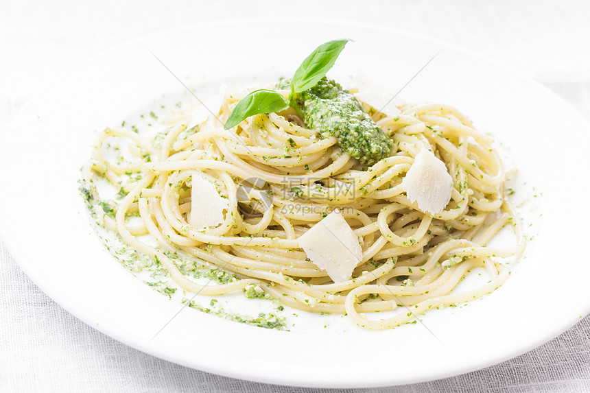 带绿色害虫的意大利面条蔬菜香蒜烹饪午餐叶子食谱美食营养餐厅坚果图片