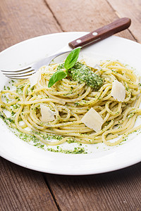 带绿色害虫的意大利面条食谱餐厅服务叶子坚果食物营养盘子香蒜蔬菜图片